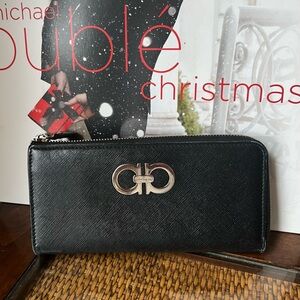 Authentic Salvatore Ferragamo Saffiano Leather Black Women's Zippy Wallet EUC!